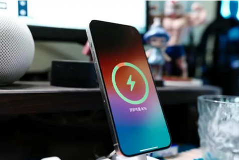 驿城苹果15换屏服务分享用什么充电器给iPhone15充电更好 